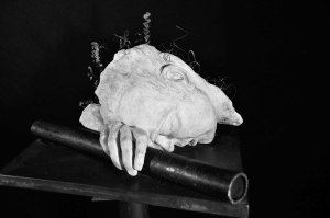 il danno (argilla bianca e metallo)