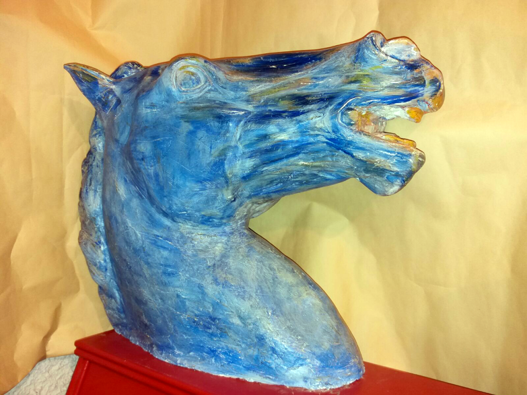 Cavallo azzurro (gesso dipinto - 74x54), anno 2017